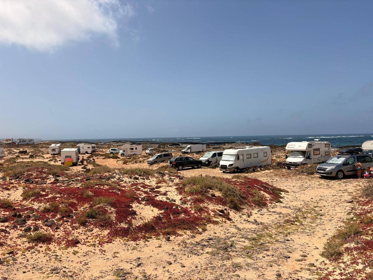 Imagen de numerosas autocaravanas aparcadas en el litoral de El Cotillo.