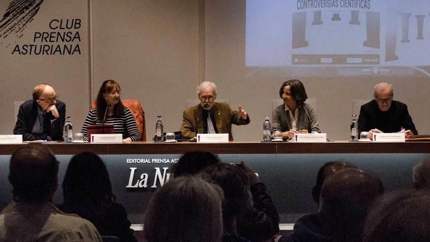 De izquierda a derecha, Alfonso López, Ana Navarro, Enric Trillas, Liset Menéndez de la Prida y Ramón López de Mántaras, ayer, en el Club Prensa Asturiana de LA NUEVA ESPAÑA.