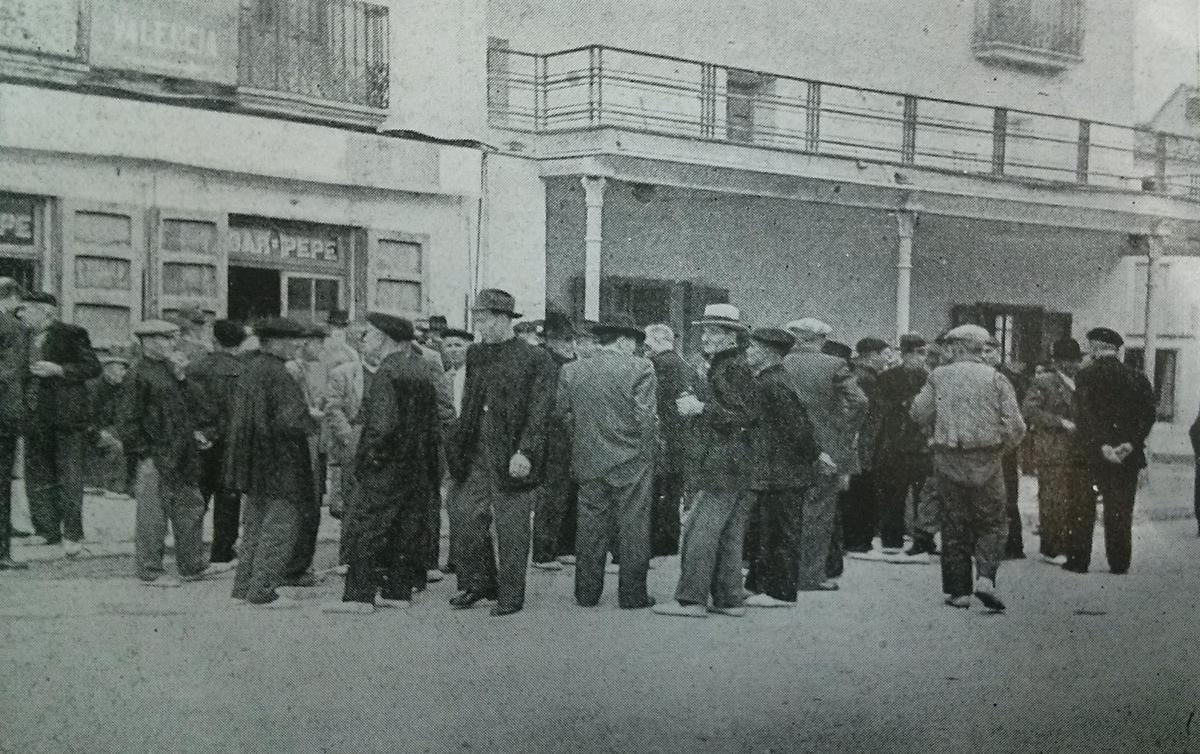 Subasta del agua en la marquesina de la plaza Maisonnave de Sant Joan en el año 1951, con todo hombres