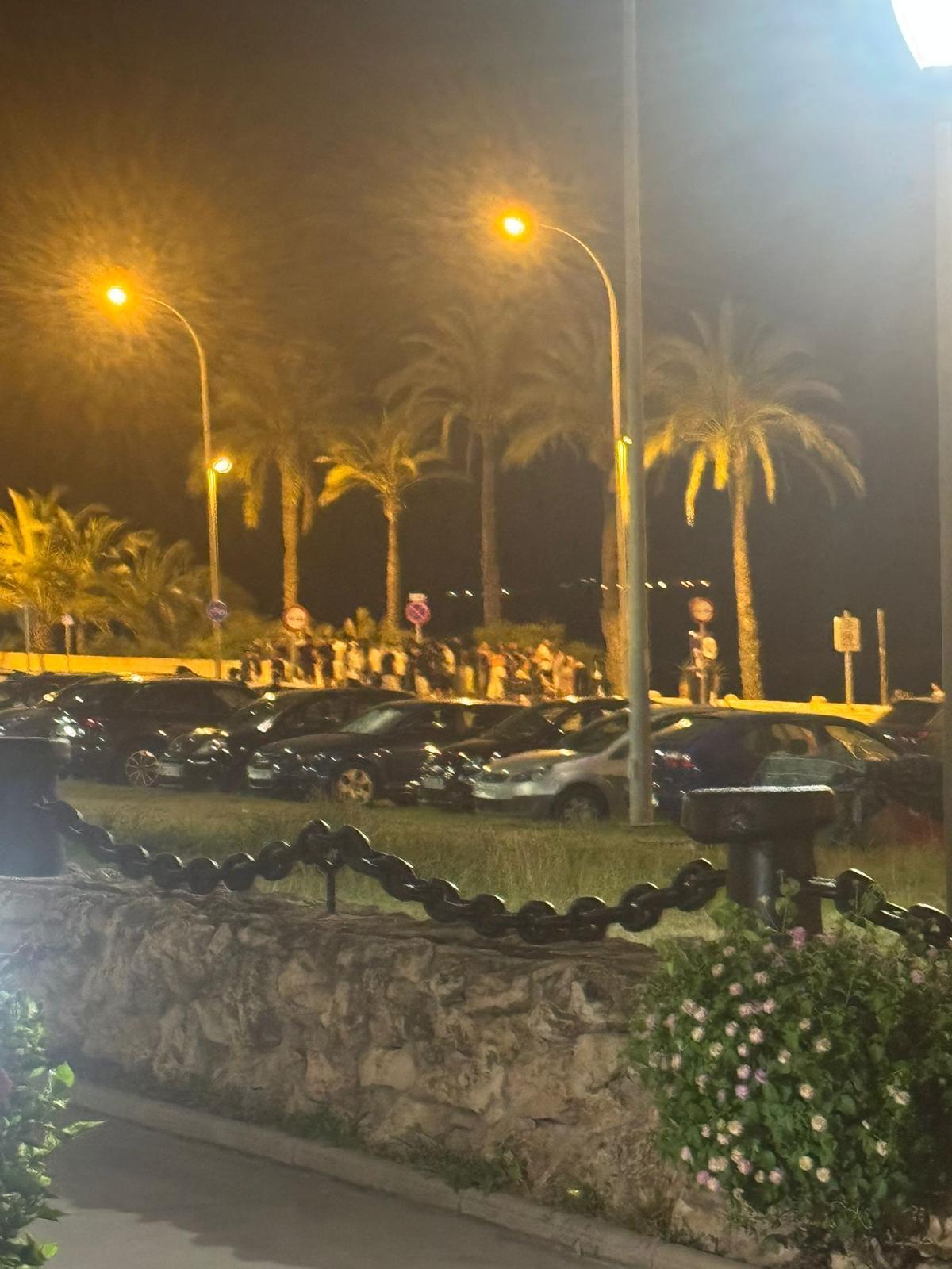 Young people contracted next to the beaches of Santiago Bernabéu Avenue in Santa Pola