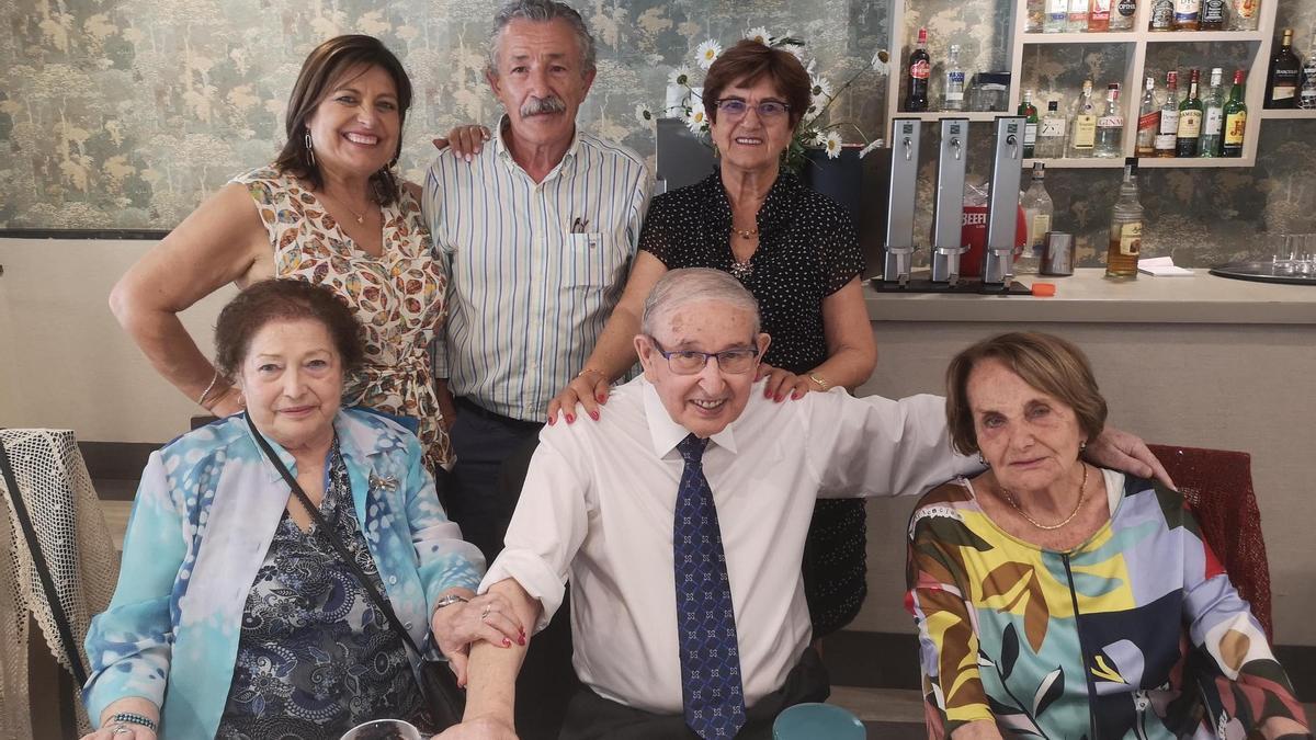 José Leopoldo Portela, sentado en el centro, en la fiesta de jubilación que celebró en 2023.