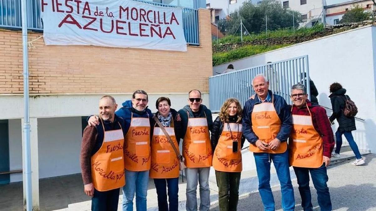 Los miembros de la Plataforma por el Agua, en la Fiesta de la Morcilla de Azuel.