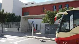 El recorte de autobuses deja colgados a más de 60 alumnos del IES Simarro tres días a la semana