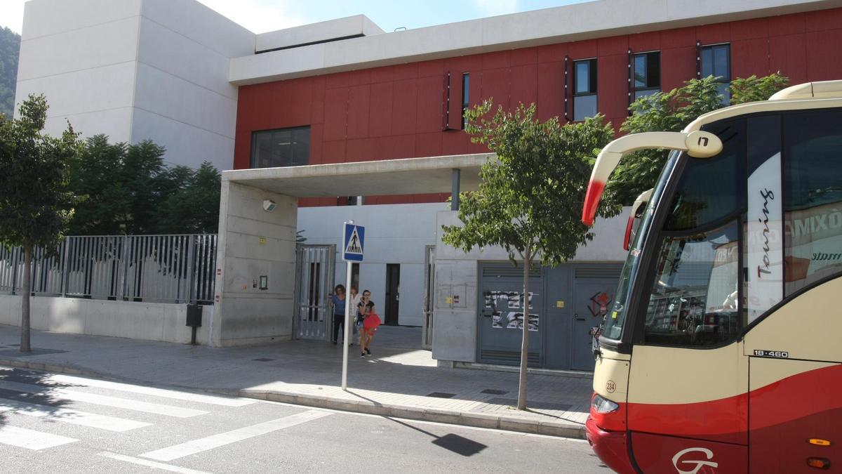Un autobús en la puerta del IES Simarro de Xàtiva, en una imagen de archivo.