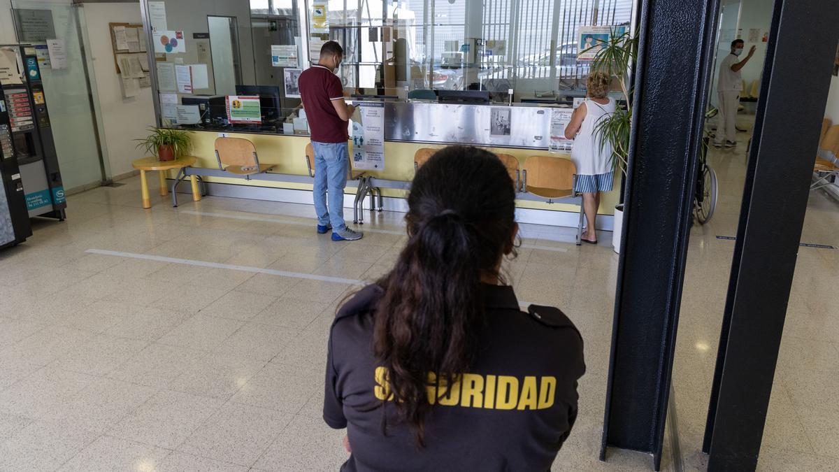 Personal de seguridad en un centro de salud de Alicante