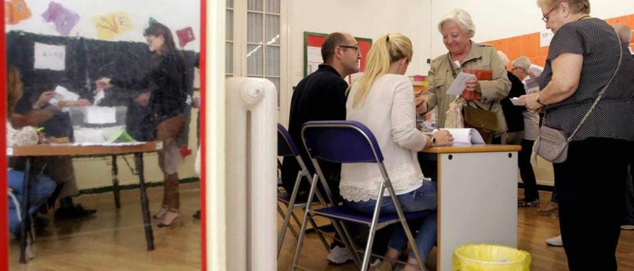 Varios votantes, el domingo, en un colegio electoral de Cataluña.