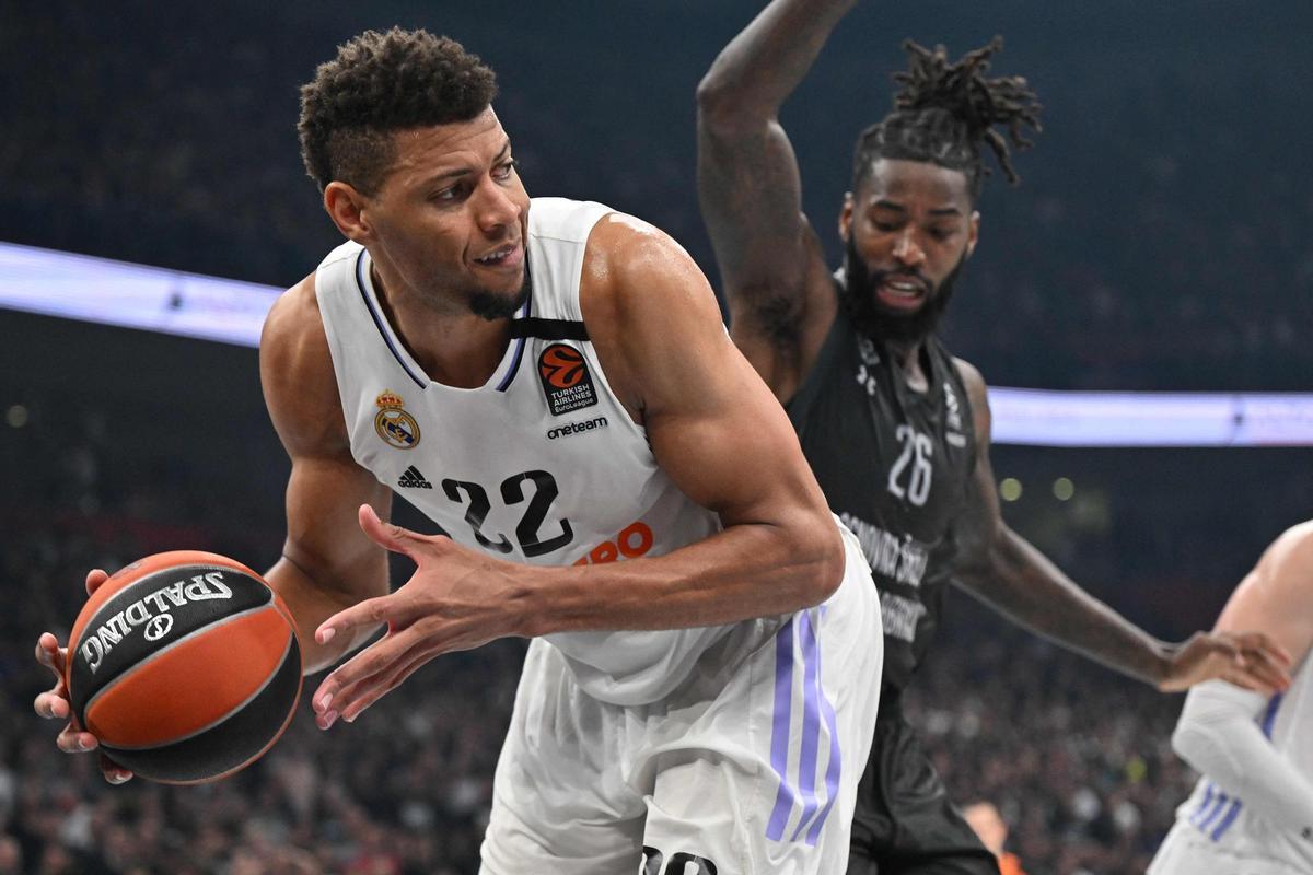 Walter Tavares controla un balón en presencia de Lessort.