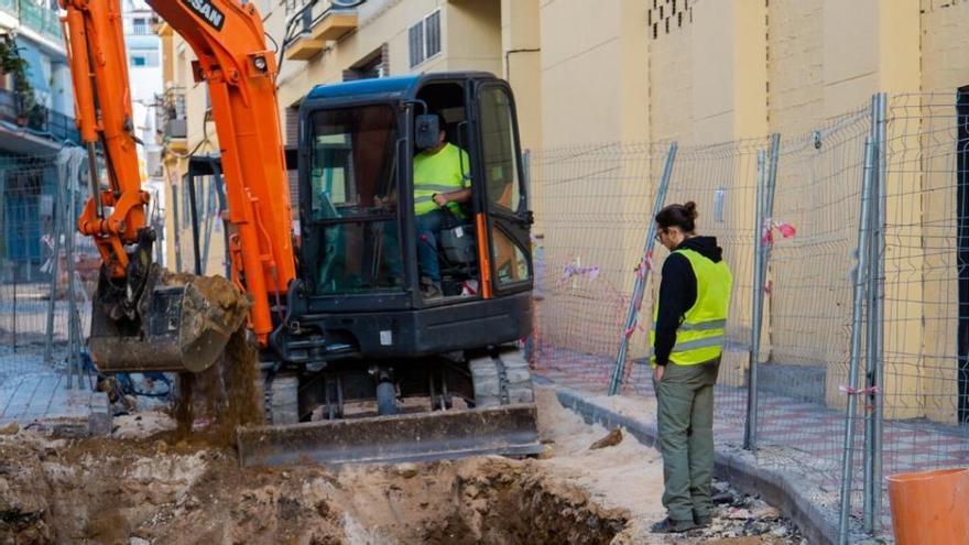 Operarios trabajan en la mejora del subsuelo de calle Málaga, en el centro urbano de Marbella