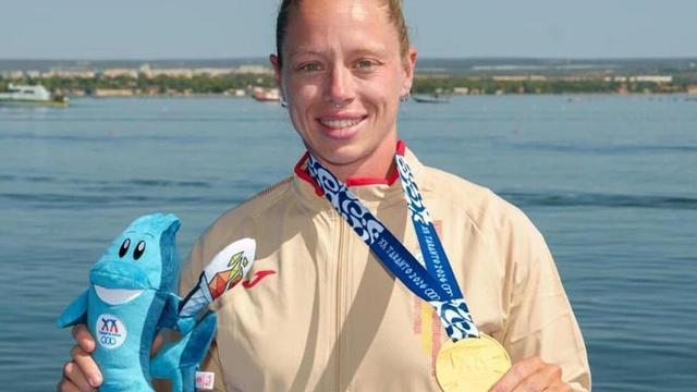 Miriam Vega con sus medallas de oro, el pasado domingo, en Italia. | RFEP