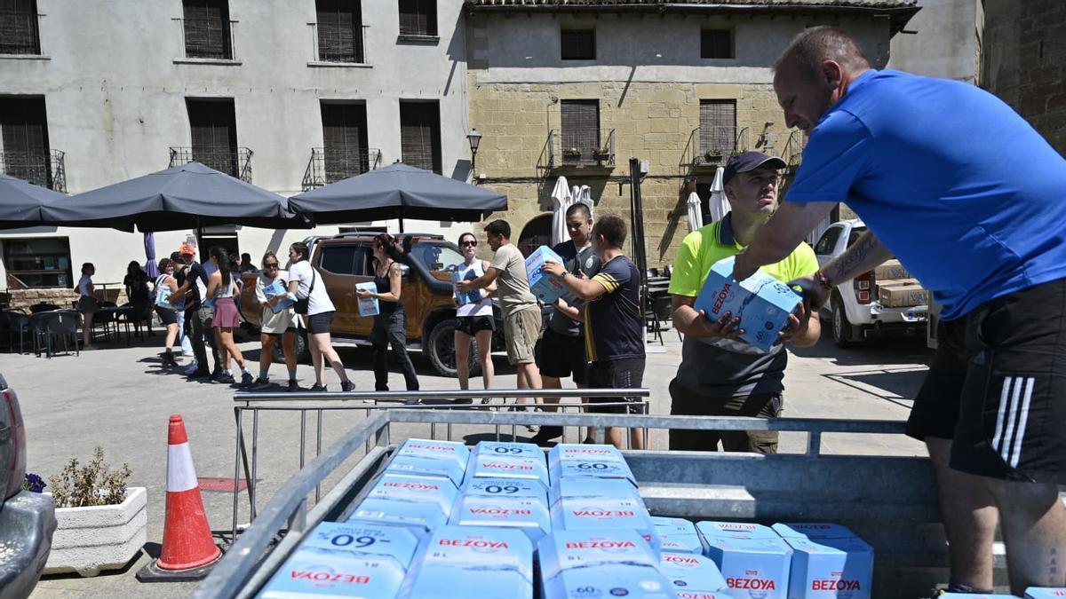 En imágenes I Acopio de agua y solidaridad entre los vecinos de Uncastillo