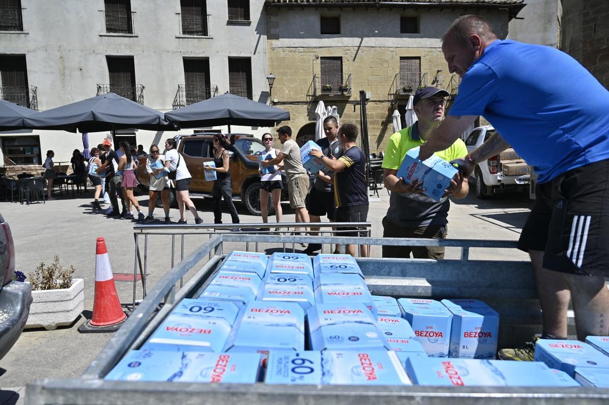 En imágenes I Acopio de agua y solidaridad entre los vecinos de Uncastillo