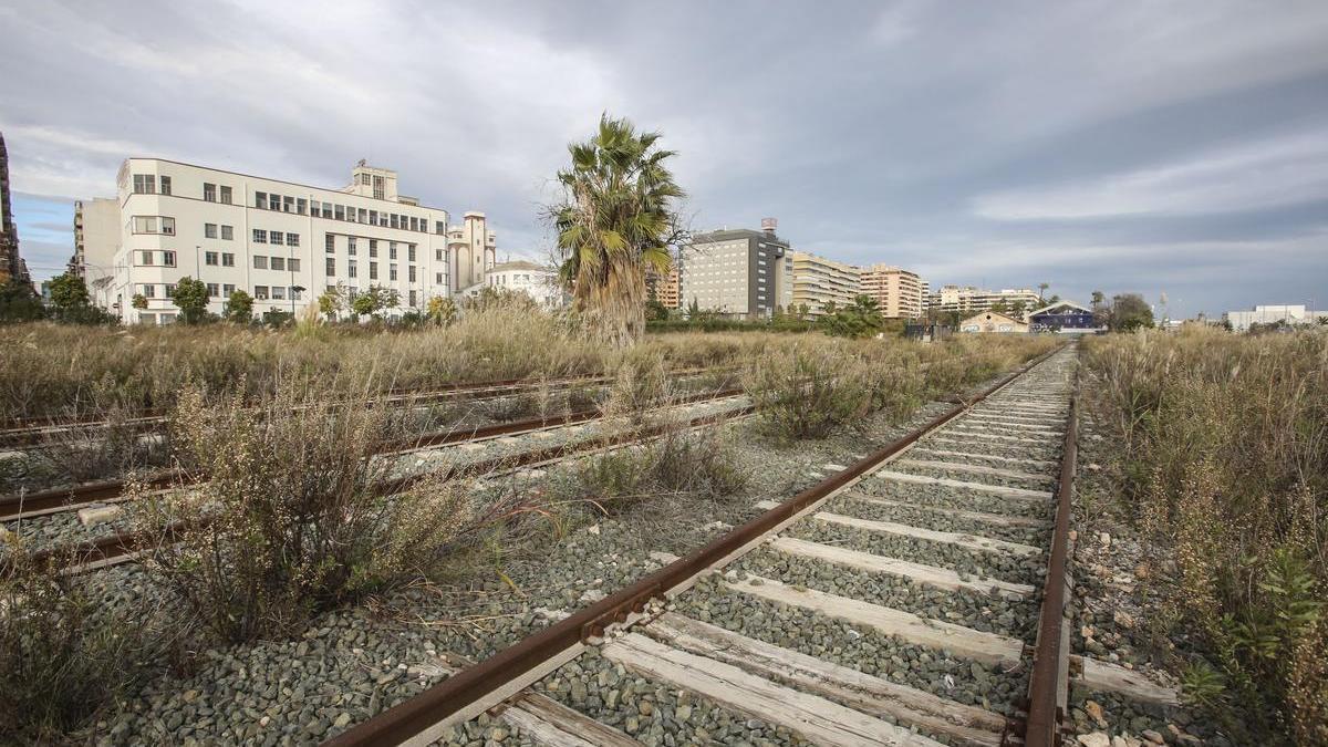 Zona de vías que los vecinos reclaman que se eliminen, en el entorno entre Casa Mediterráneo y San Gabriel