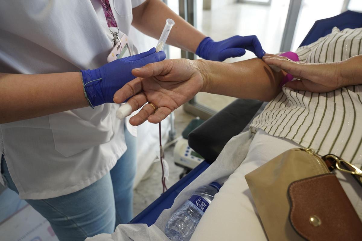 Una persona dona sangre este martes en el Reina Sofía.