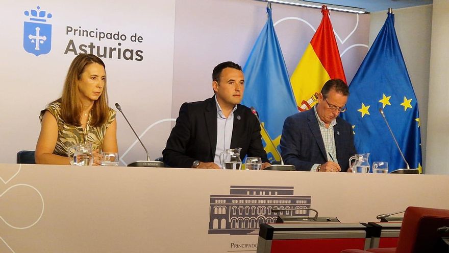 La directora general de Universidad, Cristina González; el portavoz del Ejecutivo, Guillermo Peláez, y el consejero de Medio Rural, Marcelino Marcos Líndez, en la rueda de prensa tras el consejo de Gobierno