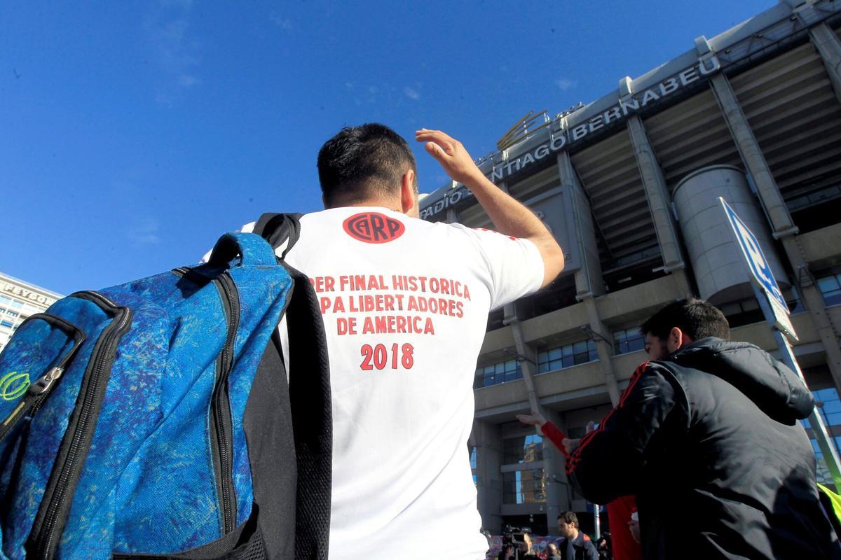 Aficionados Boca Juniors y River Plate se concentran en las inmediaciones del Santiago Bernabéu donde se jugará la final de la Copa Libertadores .