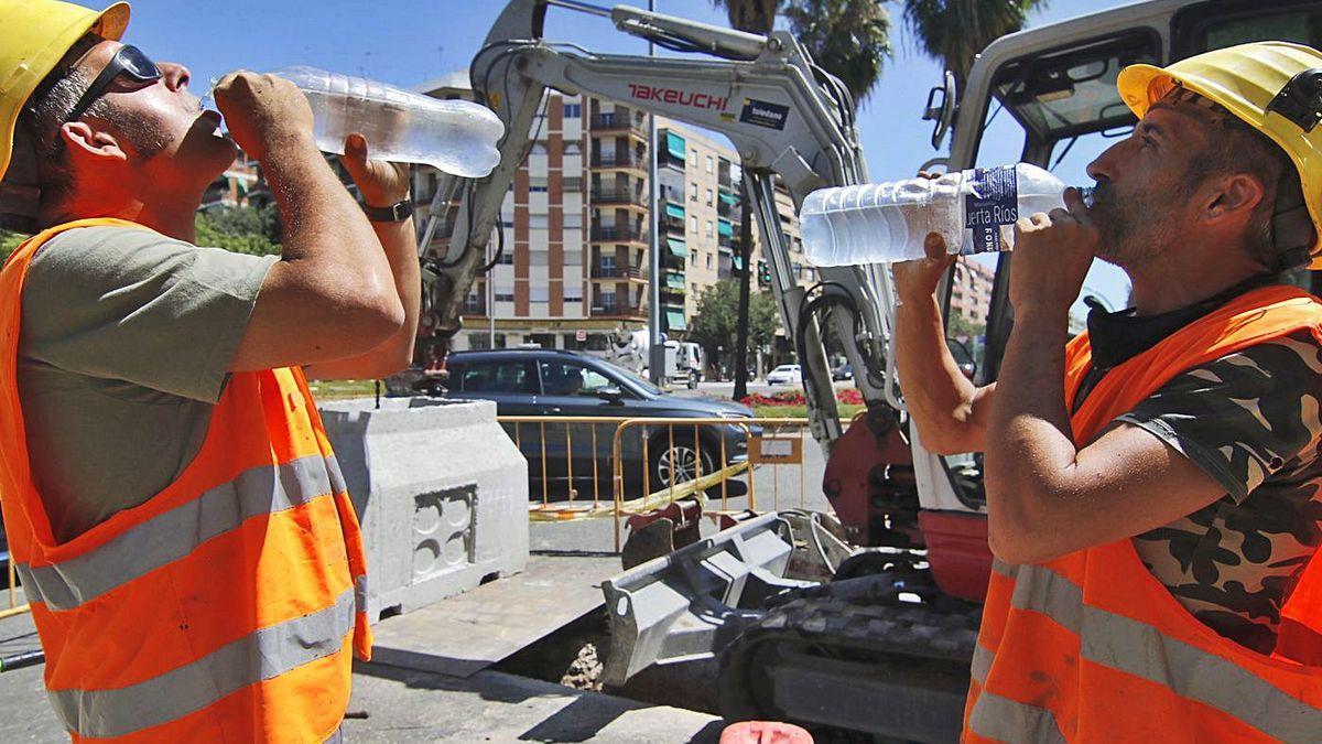 Trabajadores de la construcción durante el verano.