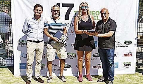 Campeones categoría mixta c Bartoli y Mari Carmen con sus trofeos junto a Xavier Roca y Luis Arroyo.