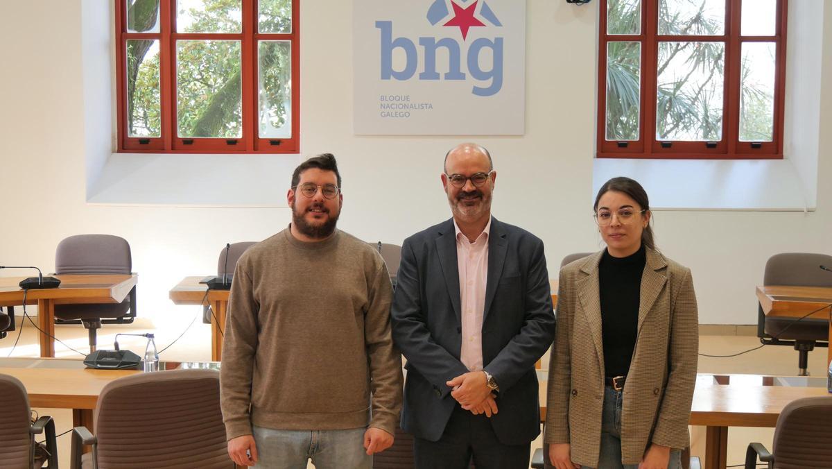 Paulo Ríos, Félix Juncal y Carmen García, ayer en Santiago antes del debate en la comisión parlamentaria.