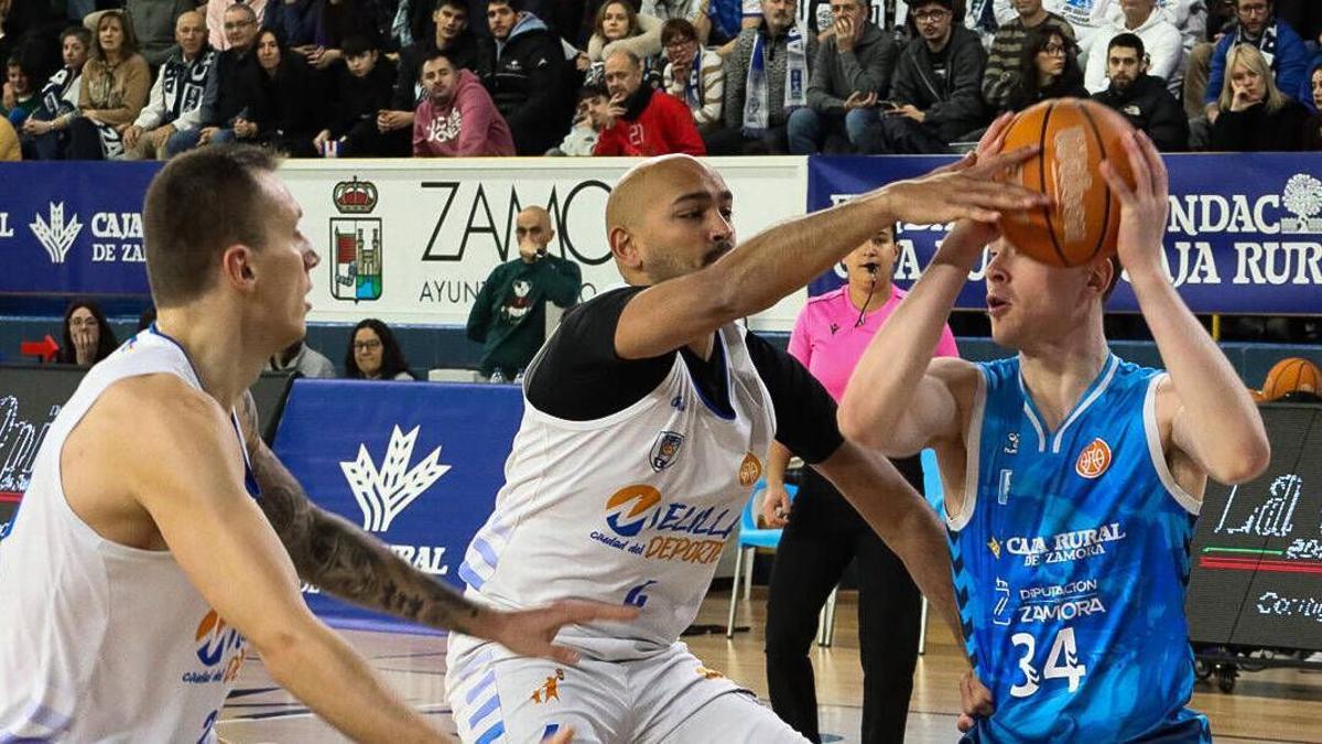 Thrastarson trata de dar un apse con dos defensores encima.