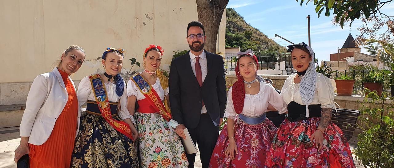 Las Reinas de las Cruces de Mayo 2022 junto al concejal de Urbanismo.