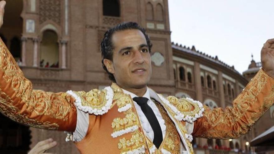 Iván Fandiño sale por la puerta grande de Las Ventas en San Isidro, en una foto de archivo.