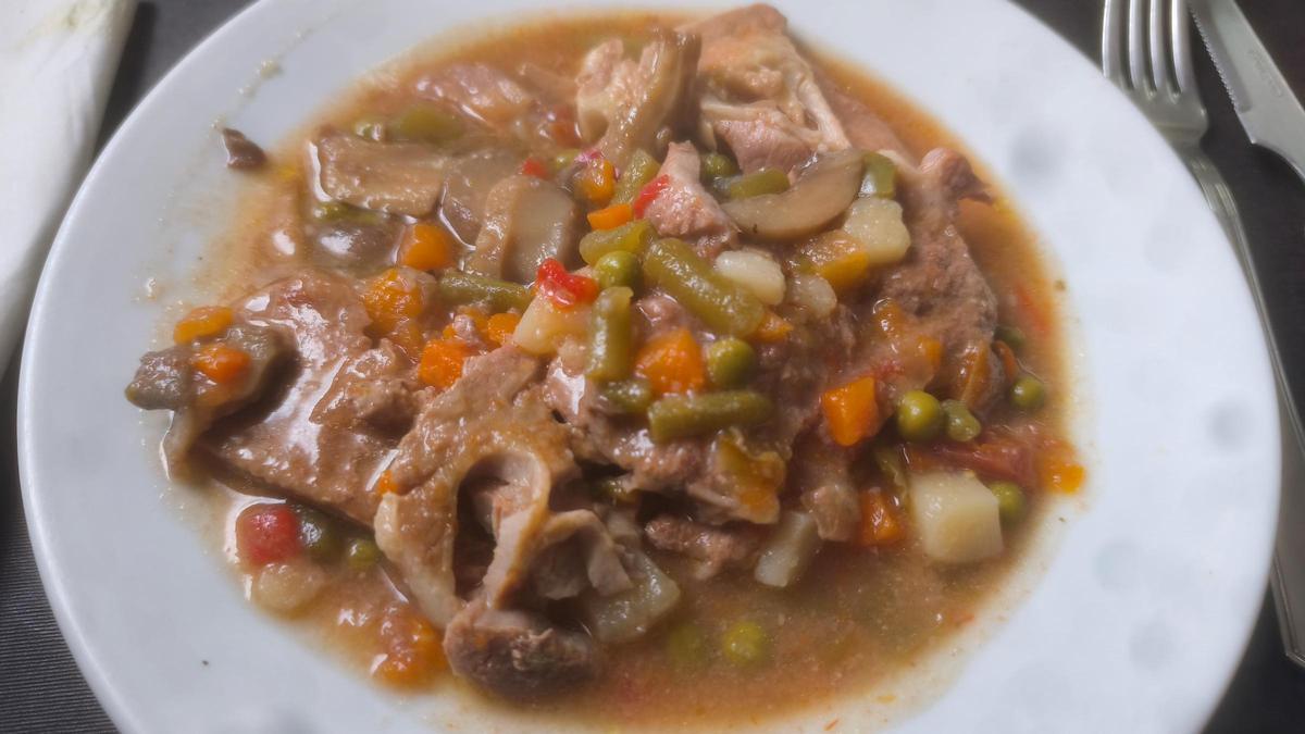 El fricandó de cerdo a la jardinera de Bar Guipúzcoa.