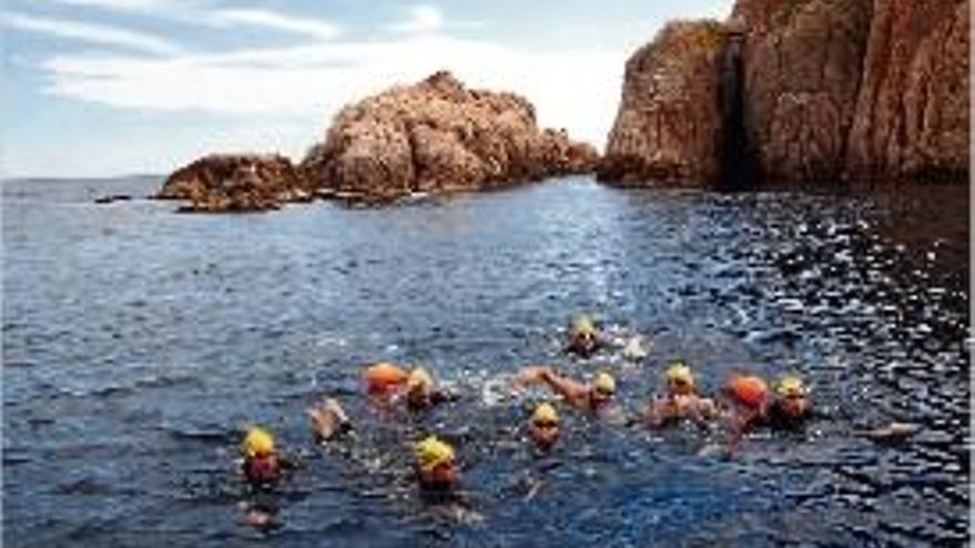 Un grup de nedadors a la Via Brava de Sant Feliu de Guíxols.