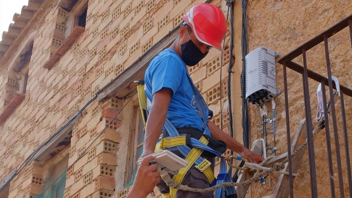 Un técnico de E-Ports S. L. realiza la instalación de la fibra óptica en una vivienda de la localidad de Arnes, en la comarca de la Terra Alta.