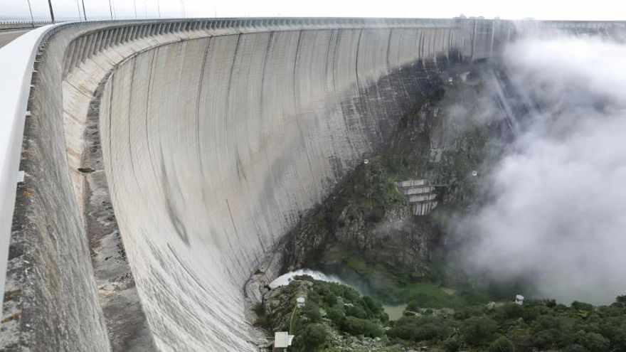 Visión general de la presa de Almendra. | Cedida