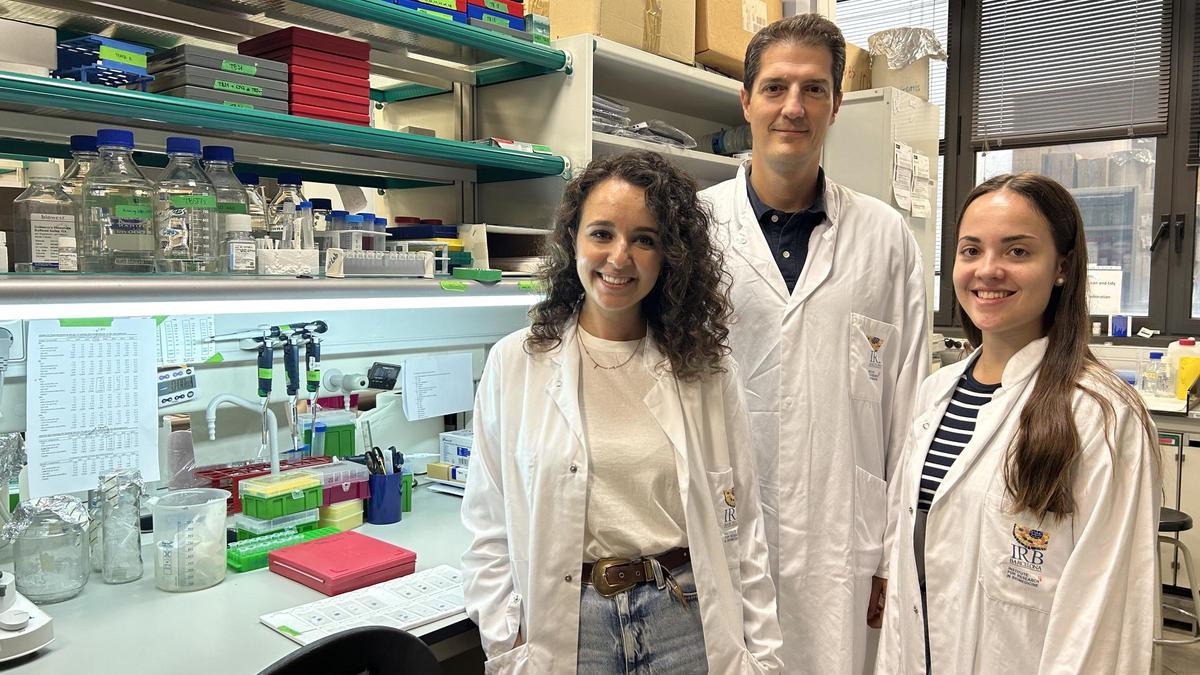 El doctor Roger Gomis y el equipo del IRB Barcelona que han descifrado por qué la proteína MAF favorece la metástasis