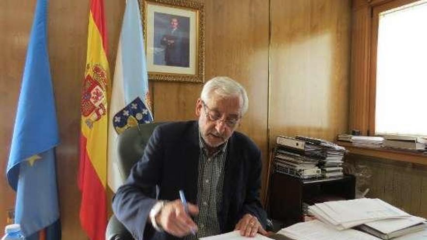 El alcalde, Manuel López, revisa el convenio.  // FdV