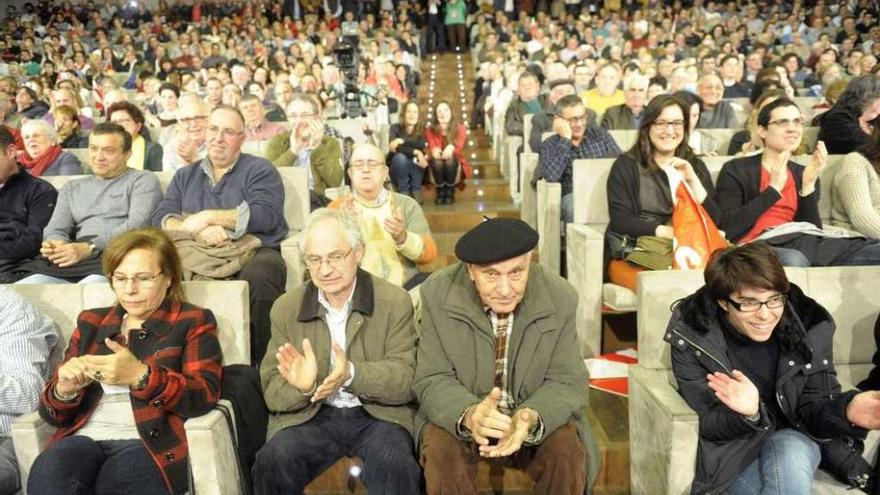 Público, ayer, en Palexco, que superó las 1.500 personas, ya que hubo asistentes de pie y sentados en el suelo.