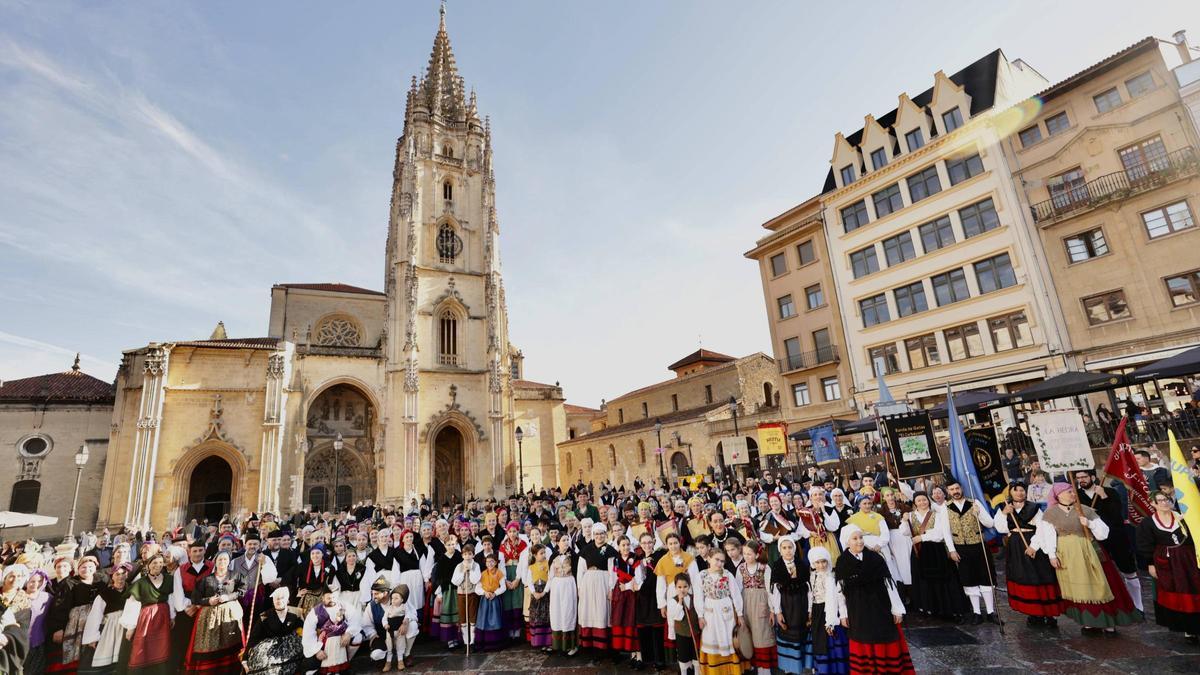 Grupos y público en la plaza de la Catedral.
