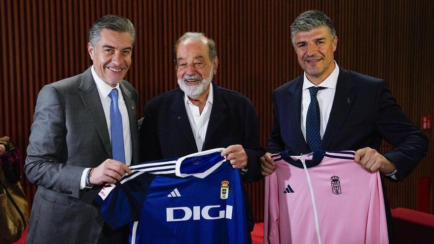 Martín Peláez, Carlos Slim y César Martín, ayer en Avilés