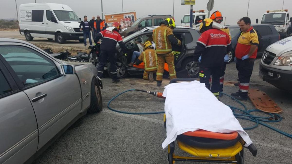 Los bomberos han rescatado a un conductor herido y atrapado en su coche tras un accidente con tres vehículos implicados en San Miguel de Salinas