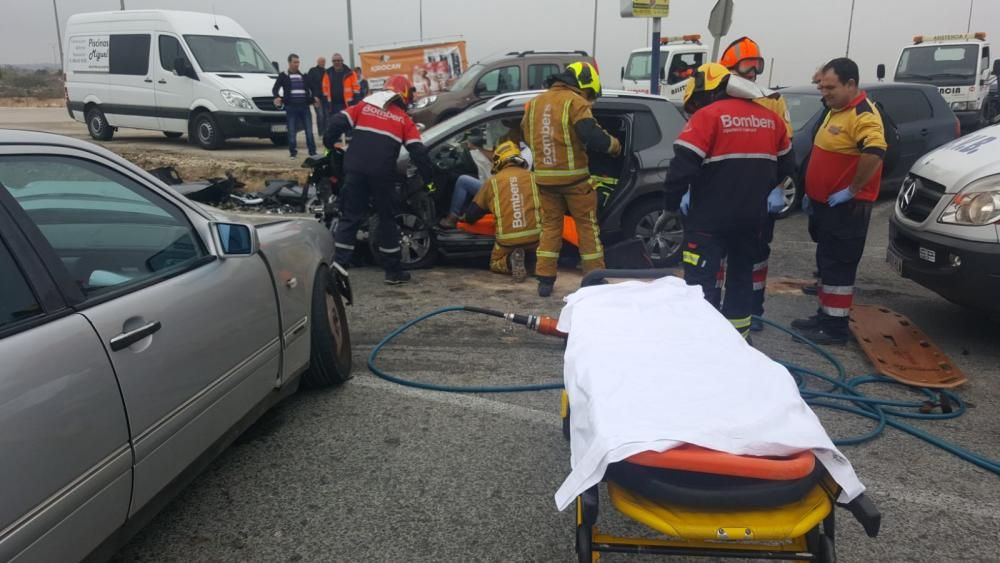 Los bomberos han rescatado a un conductor herido y atrapado en su coche tras un accidente con tres vehículos implicados en San Miguel de Salinas