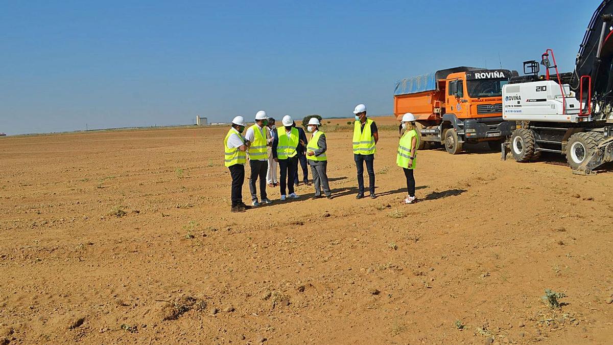 Representantes de Diputación, del Puerto de Gijón y del proyecto de biorrefinería de Barcial. | E. P.