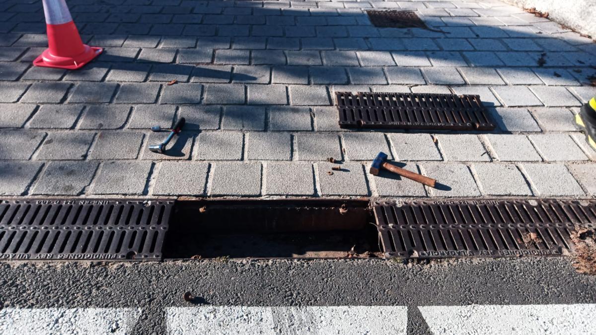 Arqueta o canaleta de pluviales en la que quedó atrapado el felino.