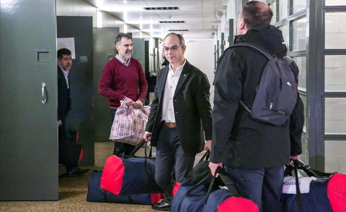 Jordi Sànchez, Jordi Cuixart, Jordi Turull y Oriol Junqueras cargan con sus bolsas durante su traslado a Madrid.