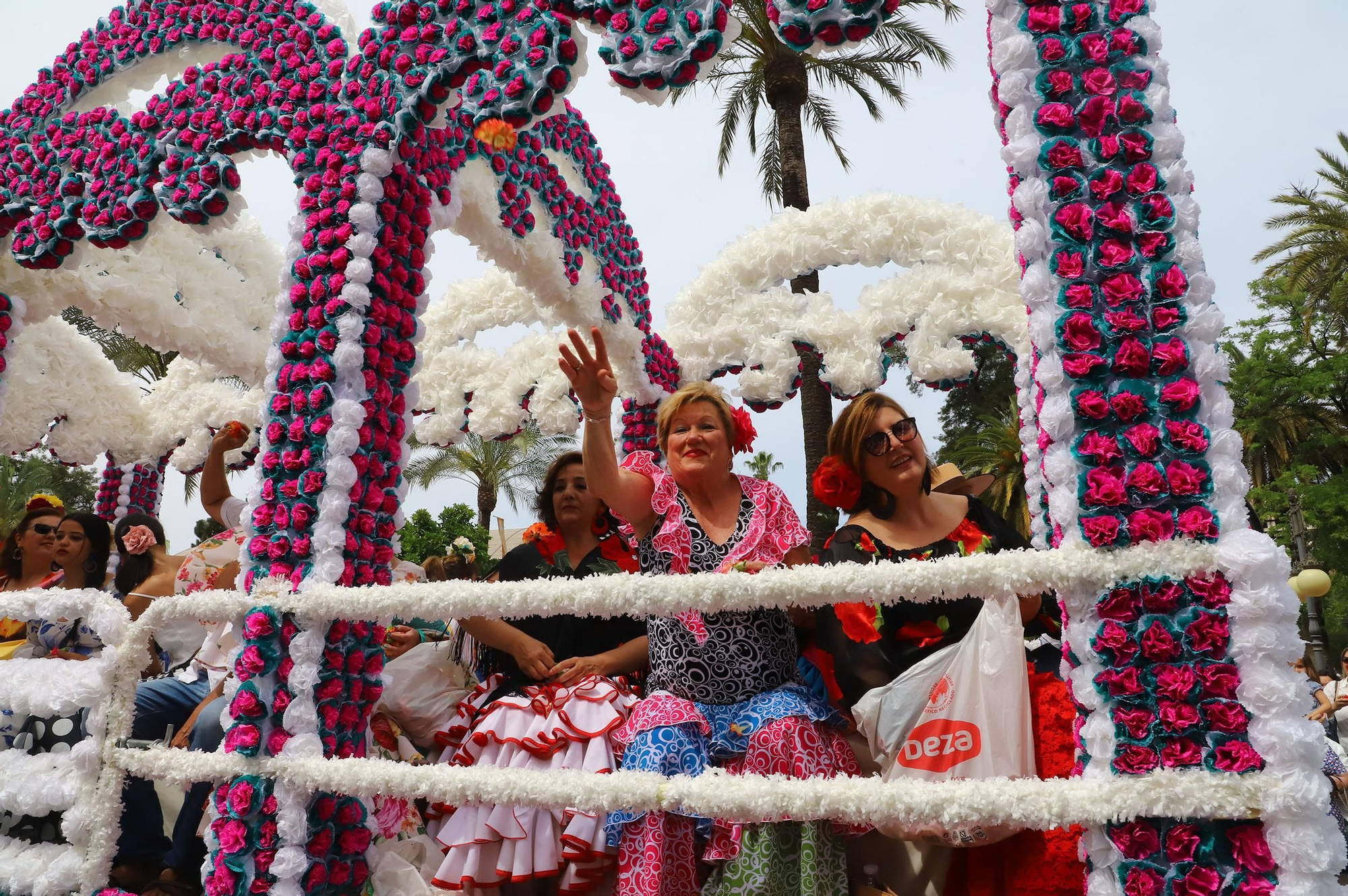 La Batalla de las Flores abre el Mayo festivo en Córdoba con 90.000 claveles