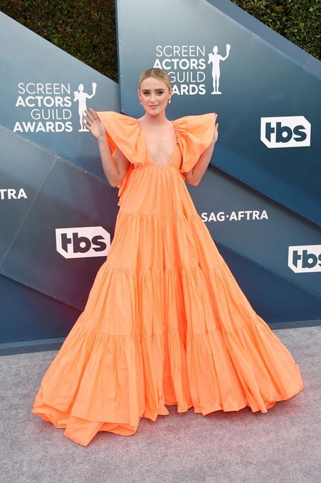 Parte frontal del precioso Valentino naranja de Kathryn Newton