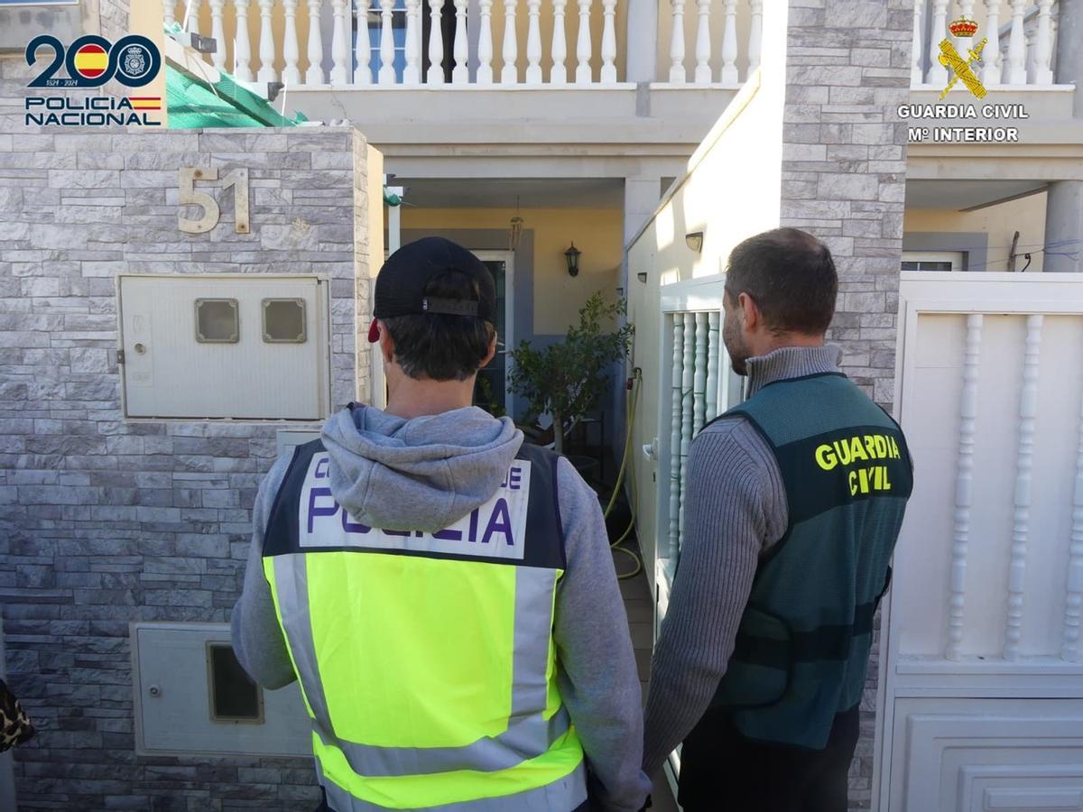 Policía Nacional y Guardia Civil desarticulan una red en Tenerife que falsificaba documentación de coches de alta gama robados