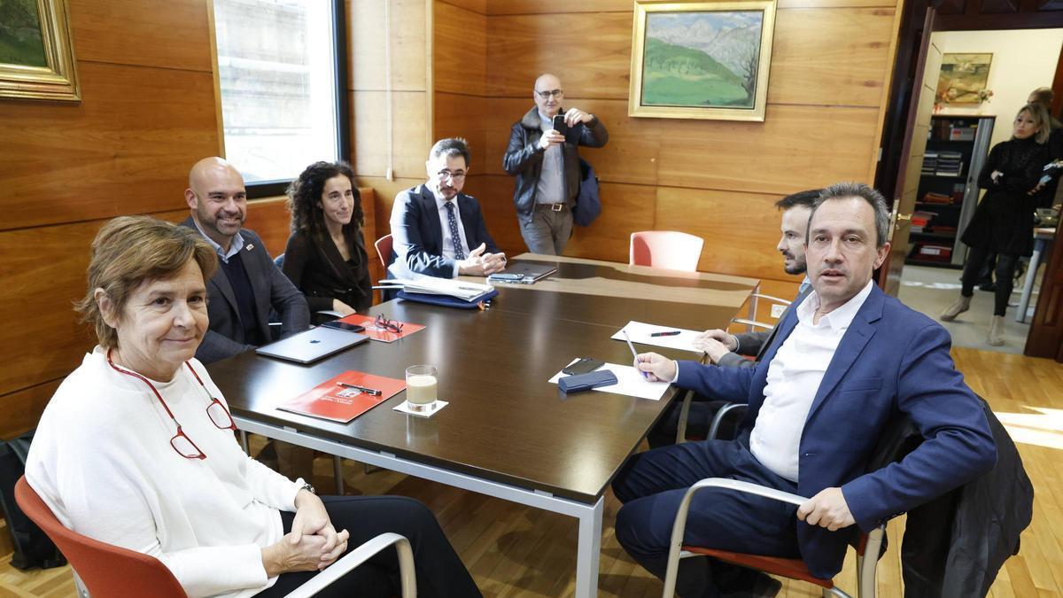 Carmen Moriyón y Ovidio Zapico, junto a miembros de sus equipos, en una reunión en el Ayuntamiento de Gijón.