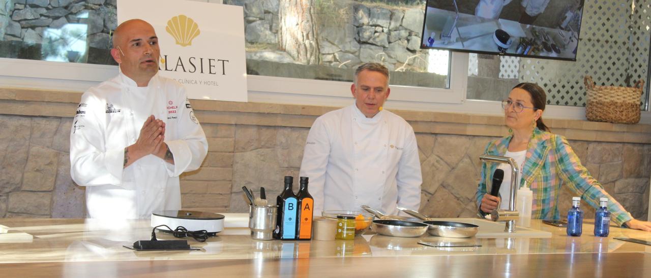 El chef Raúl Resino (i), durante un momento de la charla en el Palasiet, junto a Antonio Gracia y Loles García, de Medi TV.