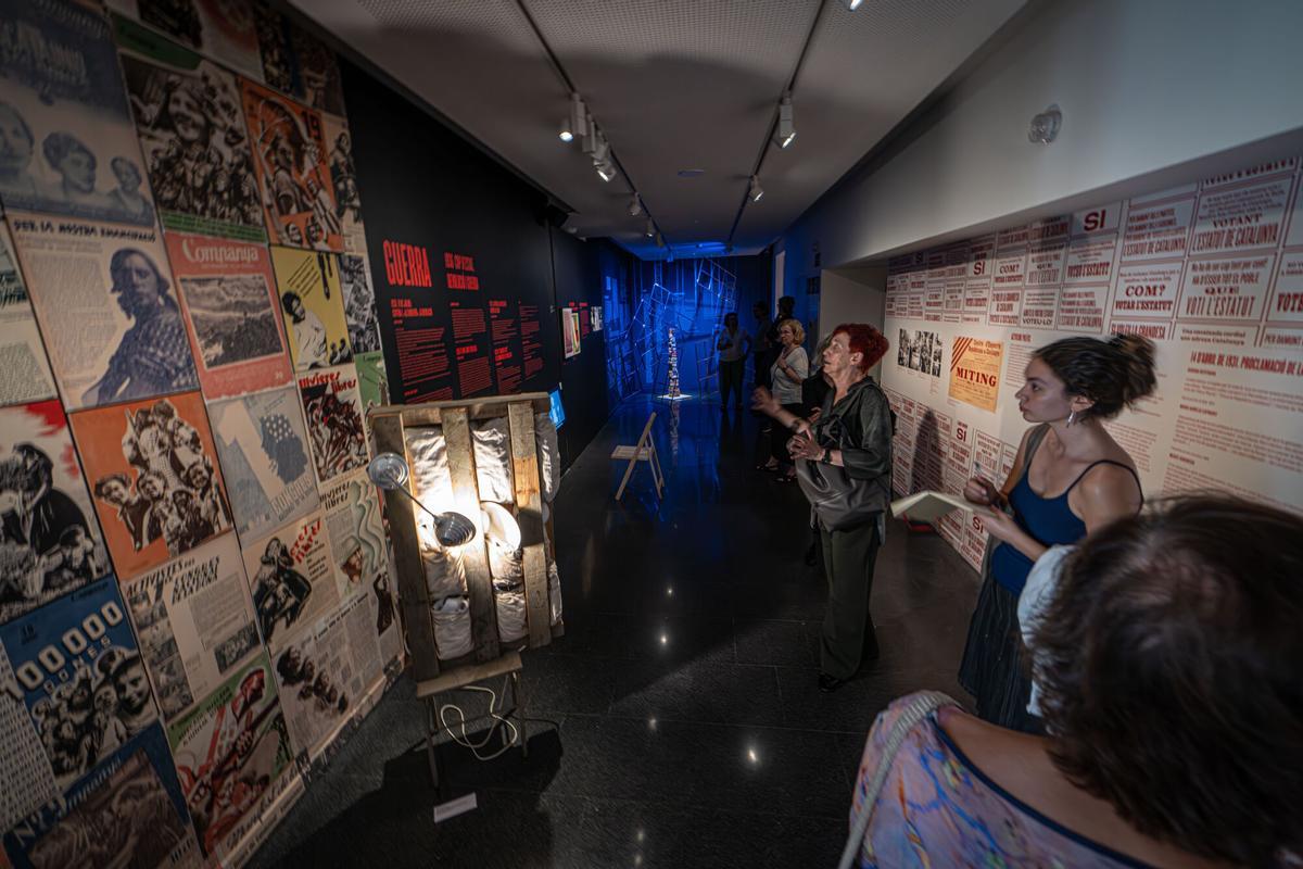 Fotografías de la exposición Vindran les dones. 150 anys de lluites als carrers de Barcelona, una muestra del Museu d'Història de Barcelona que recorre siglo y medio de movilizaciones, reivindicaciones y conquistas de las mujeres en el espacio público de la ciudad, a 2 de junio de 2026. Cultura. AUTOR: Manu Mitru | EPC.