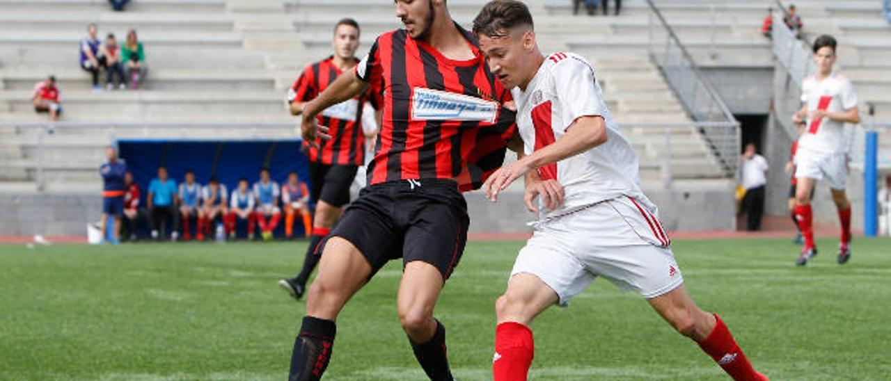 Almeida agarra a Armiche tratando de quitar el balón al jugador del Unión Viera.