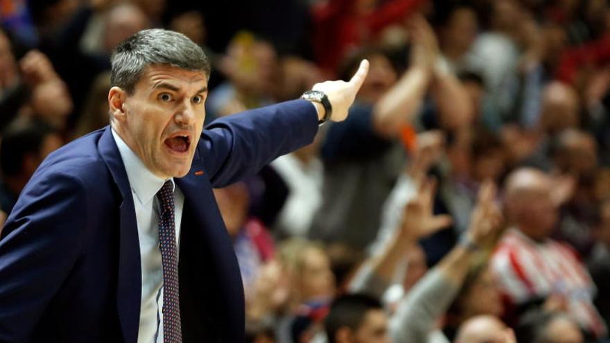 Una foto de archivo de Velimir Perasovic con el Valencia Basket.