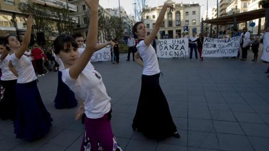 La Plaza de la Montañeta se convirtió ayer en improvisado escenario para protestar bailando.