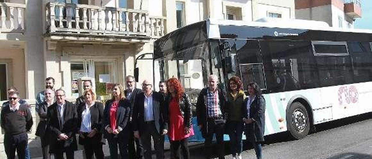 Viaje oficial en el nuevo bus de Barbadás a Ourense. // Iñaki Osorio