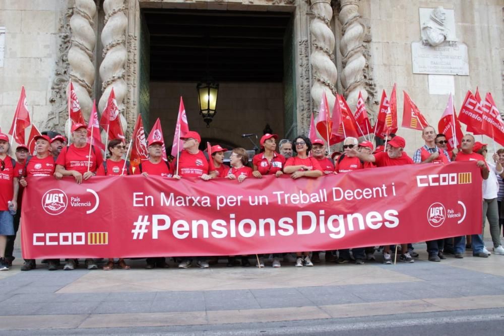 Jubilados y delegados sindicales recorren en una marcha el centro de Alicante para reivindicar la mejora del sistema y empleo de calidad
